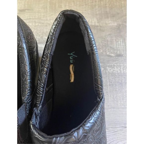 Yuu Bethanee Slip on Wide Width clogs size 9 Tooled Nurse Clogs memory foam - Picture 5 of 7